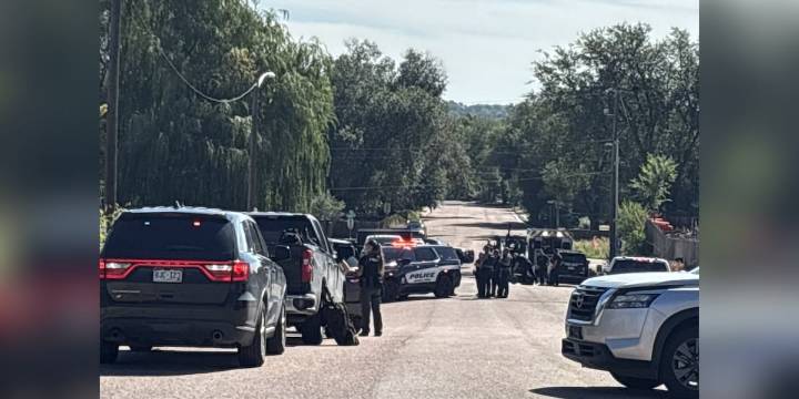 Deputies issue shelter-in-place order for neighborhood near Highway 85/87