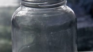 Si guardás frascos de vidrio, grandes, chicos o medianos este proyecto DIY es perfecto para decorar como un experto