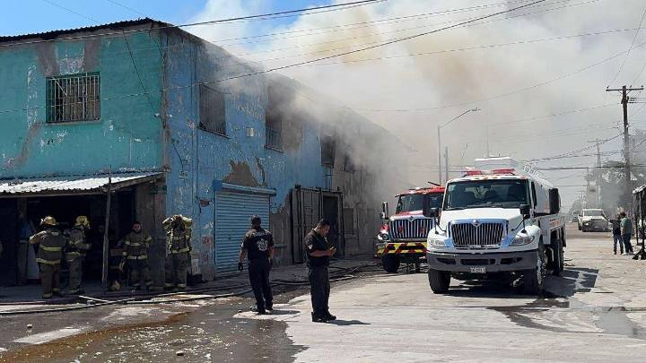 Consume incendio bodega de frutas y verduras en la zona centro