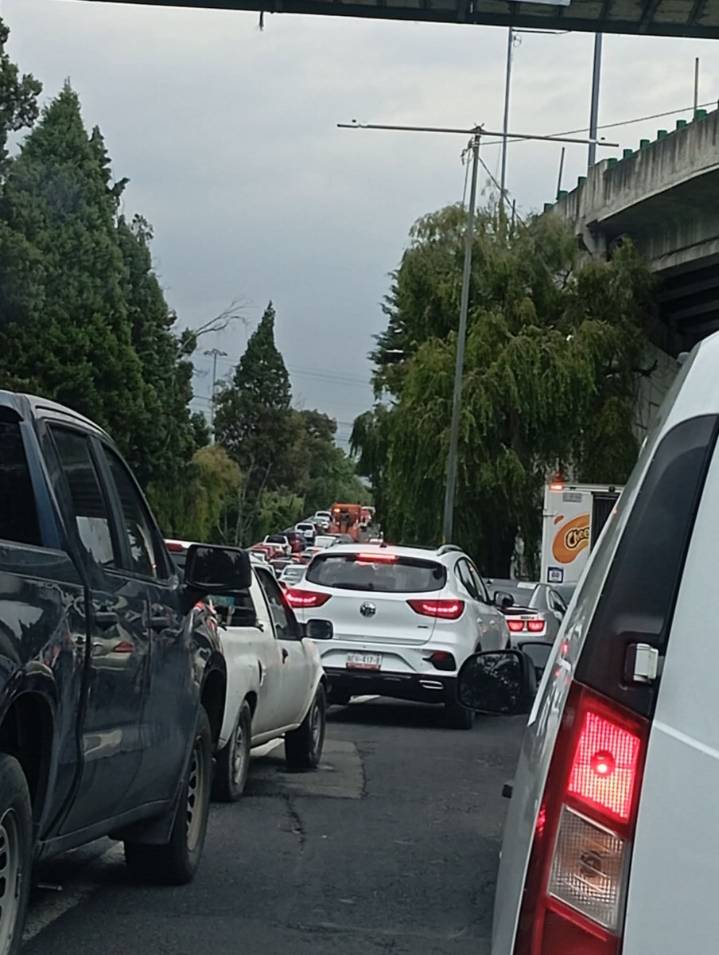 TRÁFICO EN TOLLOCAN, VEHÍCULOS SE REGRESAN EN DOBLE SENTIDO EN TOLUCA