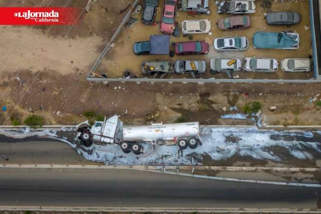 Cierre vial y evacuación preventiva por volcadura de pipa con gasolina en Rosarito