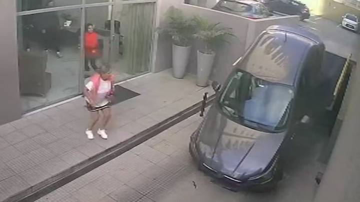Video: insólito accidente en el ingreso a un edificio de Lomas de Zamora