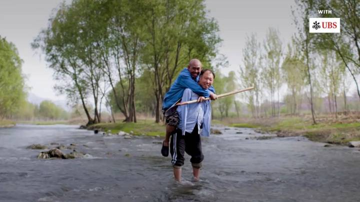 Dos hombres con discapacidad crean un bosque de 10.000 árboles: "Tú serás mis brazos, yo seré tus ojos"