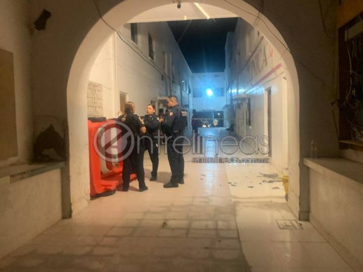 Hombre muere al caer de una azotea en el centro de la ciudad; intentaba rescatar gatitos