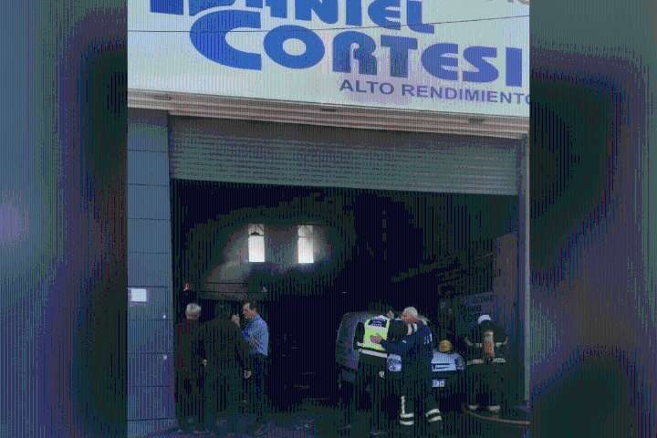 Bomberos lograron controlar un incendio en un local de baterías de Maipú e investigan las causas