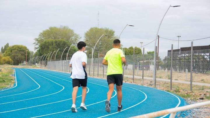 Denunciaron actos de violencia y agresión contra una profesora en la pista de atletismo de Plottier