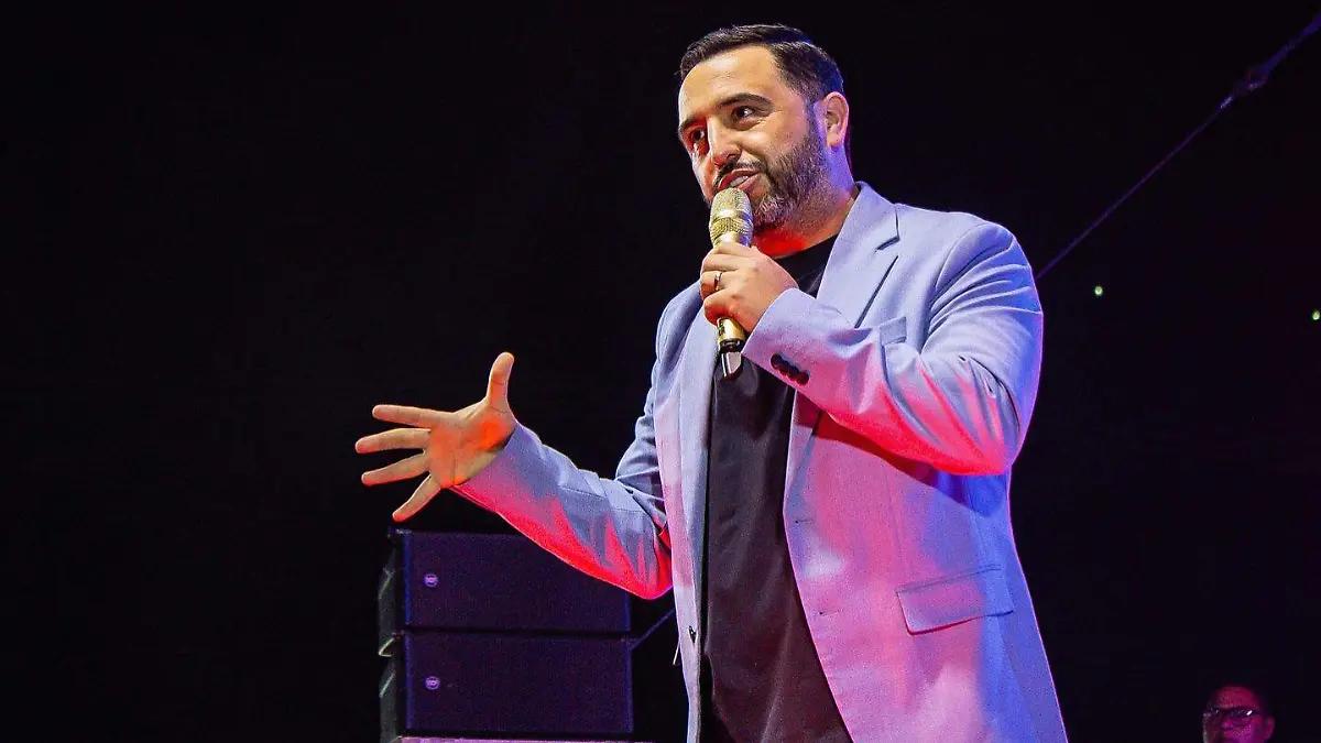“El Caballero de la Comedia” Mike Salazar trae su humor a Chihuahua con un show que promete risas y buen ambiente