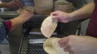 Kilo de tortilla sube 2 pesos en CDMX y Edomex por encarecimiento de insumos e inseguridad