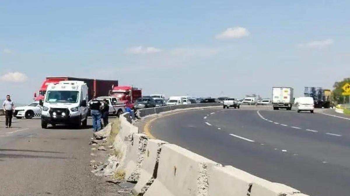Se registra carambola de cinco autos en salida a Apaseo el Grande