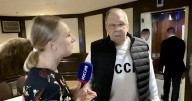El canciller de Rusia llega a la cumbre en Alaska con una provocativa camiseta con la inscripción «URSS»