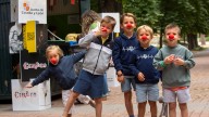 Los niños se acercan a Cir&Co desde las pequeñas carpas de un parque de Ávila
