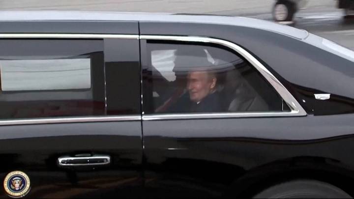 El carro de Putin estaba en la pista, pero se subió a "La Bestia" de Trump: el misterio de los 10 minutos a solas