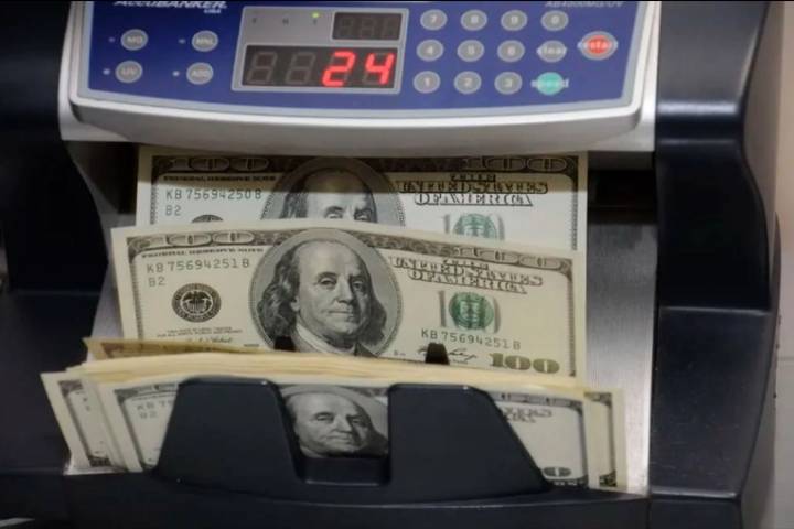 El Gobierno volvió a absorber pesos, cayó la tasa, y el dólar se mantuvo estable