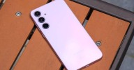 Top 5 teléfonos Motorola, Samsung y Honor que puedes comprar por menos de 300 dólares