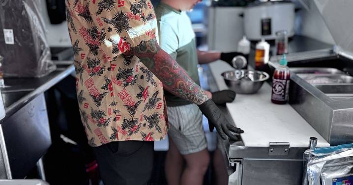 'It’ll turn your life around’: Hoke Poke opens at Oak St food court