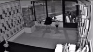 Motochorros destrozaron la entrada a un local de venta de celulares en pleno centro