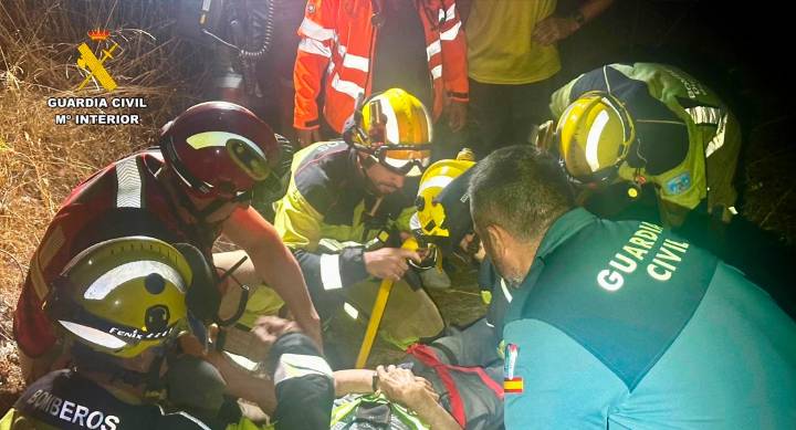 Rescatan a un vecino de Serradilla accidentado en una zona de difícil acceso