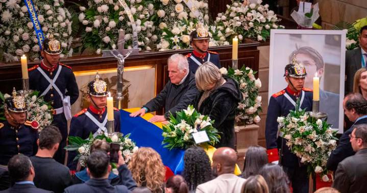 Cuerpo de Miguel Uribe permanece en capilla ardiente en el Congreso