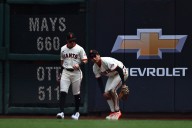 Giants' Jung Hoo Lee makes catch off glove, thigh and calf before pinning baseball between knees