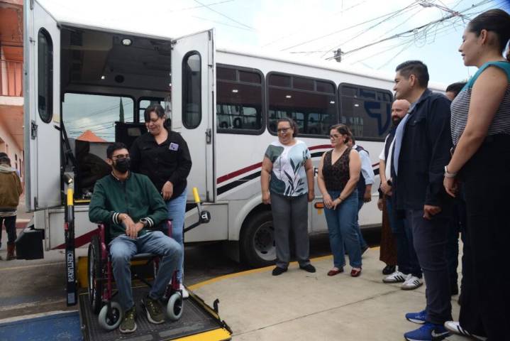 Concreta Arturo Hernández donación y entrega de camión de transporte para personas...