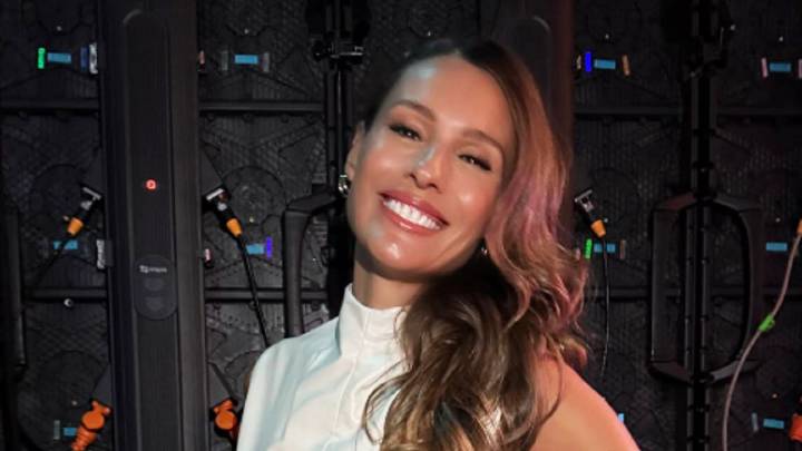 El video del gran gesto de Pampita con un grupo de fans en una parada de colectivo