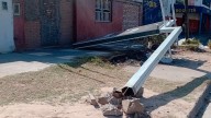 El fuerte viento se hace sentir en Santiago: cayó un enorme cartel sobre la Av.…