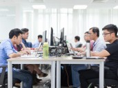 Pagar para ir a la oficina: la insólita decisión de un grupo de jóvenes desempleados