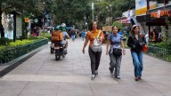 Invaden motos y bicis la calle peatonal de Génova en Zona Rosa