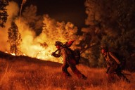 Se extienden los incendios forestales en Oregon y California, que amenazan casas y causan desalojos