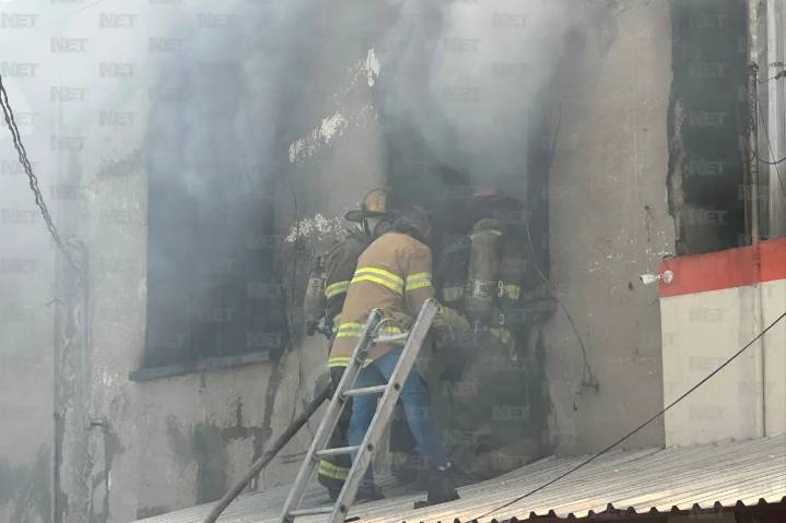 Luchan bomberos para apagar fuerte incendio en bodega