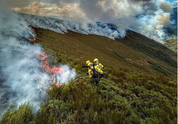 Asturias mantiene tres incendios activos tras un día «muy complicado»
