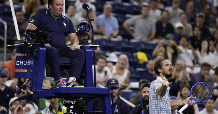 Medvedev's US Open match delayed by booing fans after photographer enters the court