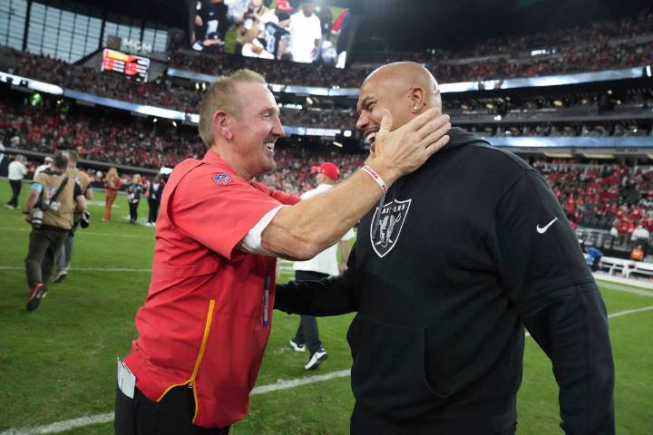 Antonio Pierce, ex-Raiders coach, helping out at Chiefs training camp