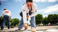 El camino de zapatos de los desaparecidos: dolorosa manifestación de madres buscadoras