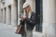 El gorro en tendencia de este otoño es inglés, con visera y muy estiloso