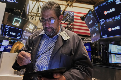 Big Tech keeps Wall Street steady, even as most US stocks fall