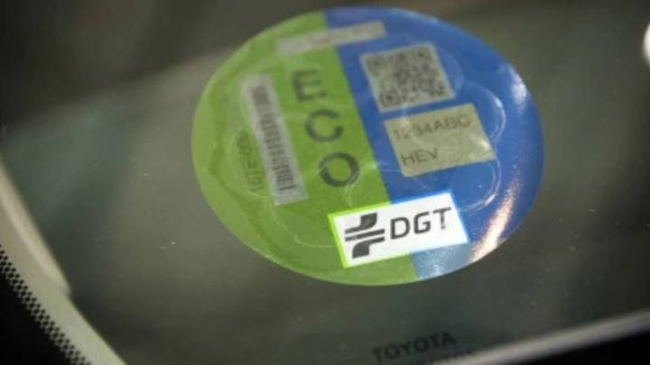 Los cambios más importantes en las pegatinas de la DGT si vas a circular por Cantabria a partir de 2026