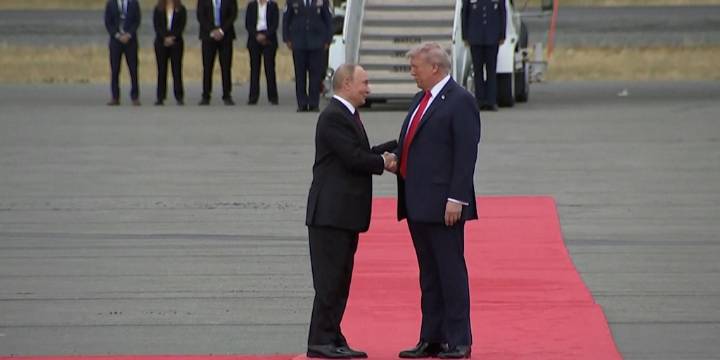 Así recibió Donald Trump a Vladimir Putin en Alaska