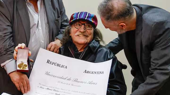 Charly García recibió el título Doctor Honoris Causa en la UBA