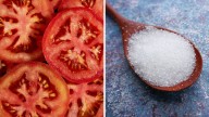 Mezcla tomate con azúcar y descubre qué beneficios le puedes brindar a tu piel