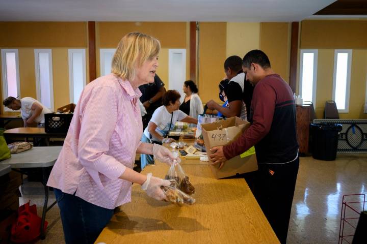 Iglesia Valley Park entrega víveres a familias del Valle de San Fernando 
