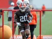 Browns running back exits Rams game, being evaluated for concussion
