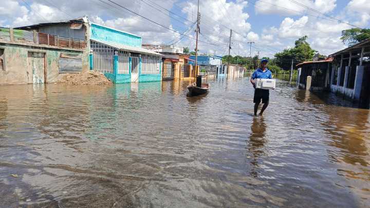 Orinoco inunda La Alameda y obliga recurrir a refugios
