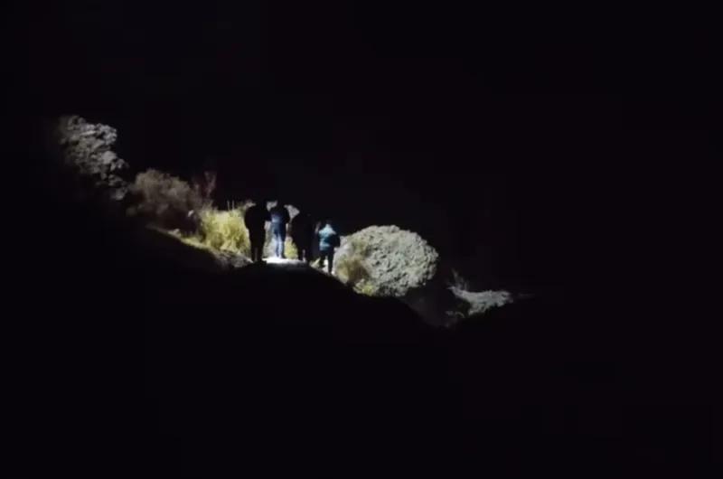 Macabro hallazgo: una pareja salió a caminar y encontró huesos humanos semienterrados