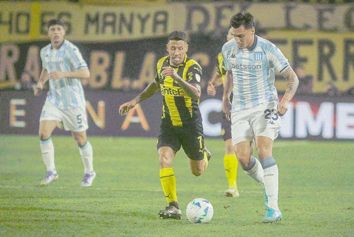 Racing cayó con Peñarol y está obligado a mejorar en su casa