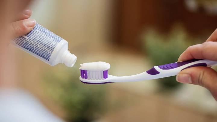 Alerta sanitaria: qué está pasando con los dentífricos con fluoruro de estaño prohibidos en cinco países