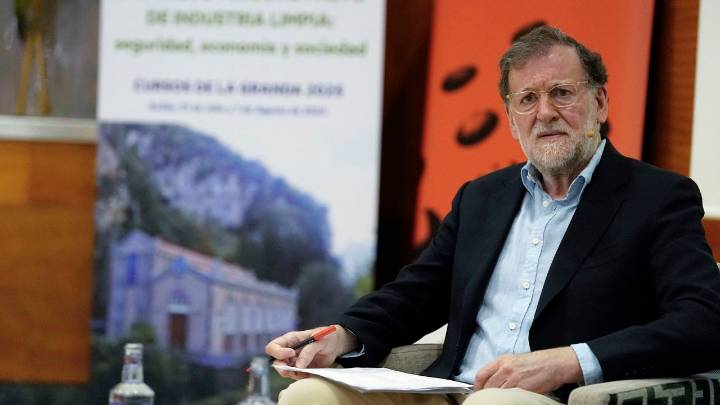 Rajoy, sobre Montoro: «Deberíamos ser todos un poco más prudentes y no exagerar»