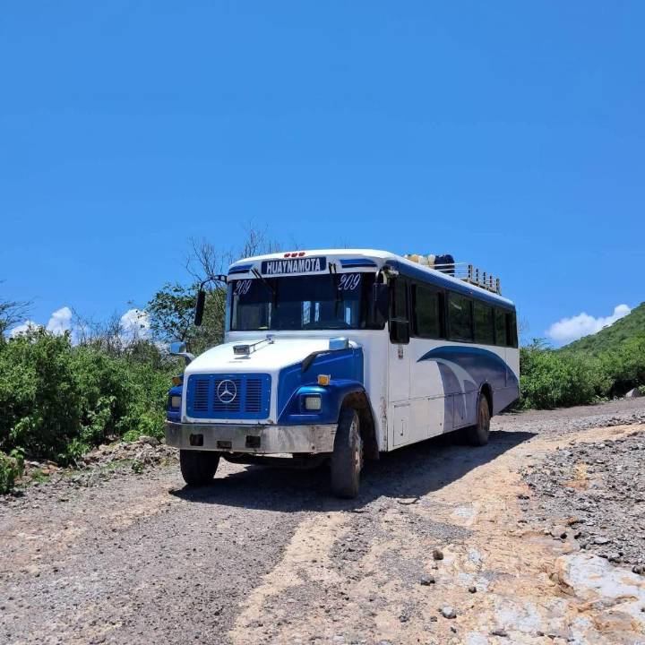 ASALTANTES DE CAMINO DESPOJAN DE SU PERTENENCIAS A CHÓFER, BOLETERO Y PASAJEROS