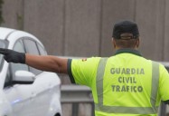 La Guardia Civil le da el alto en Tenerife y, cuando le mira la ropa al acompañante, acaba deteniéndolo