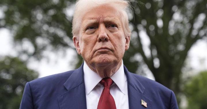 Análisis: Cómo Trump cambia su discurso sobre informes de empleo según le favorecen